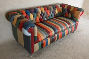 toonkamermodel multicolor stripe chesterfield bank