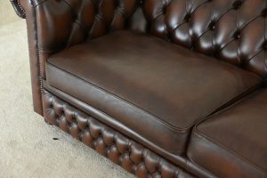 Driezits bruine gebruikte chesterfield met twee grote zitkussens