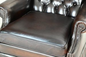 bruine, mooi geleefde chesterfield stoel