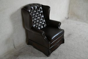 bruine, mooi geleefde chesterfield stoel