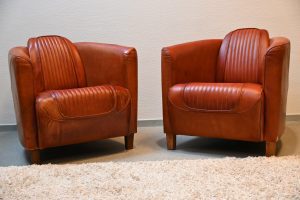 Rolf stoel, nostalgisch gestoffeerd en handmatig ingekleurd in de kleur Cognac. Nu in de Eindejaarsactie van €1075 voor slechts €875