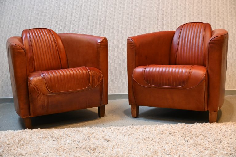 Rolf stoel, nostalgisch gestoffeerd en handmatig ingekleurd in de kleur Cognac. Nu in de Eindejaarsactie van €1075 voor slechts €875