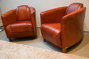 Rolf stoel, nostalgisch gestoffeerd en handmatig ingekleurd in de kleur Cognac. Nu in de Eindejaarsactie van €1075 voor slechts €875