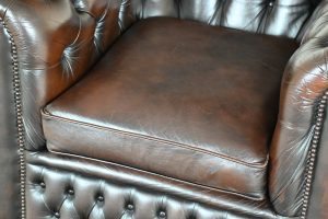 bruine traditionele chesterfield lowback fauteuil gebruikt