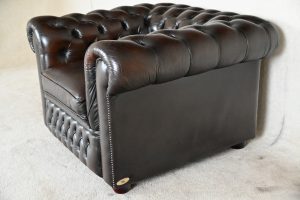 bruine traditionele chesterfield lowback fauteuil gebruikt