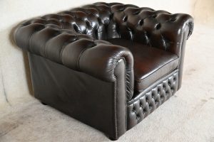 bruine traditionele chesterfield lowback fauteuil gebruikt