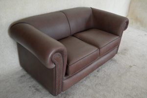Een gebruikte Bolton Chesterfield bank in luxury leder kleur Grape koop je bij Delta Chesterfield in Akkrum