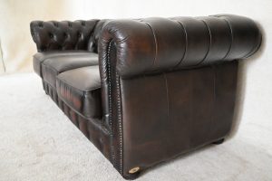Degelijke Chesterfield 3+2 set. Universeel medium zitcomfort. Gerenoveerd, alle kussen interieurs zijn vernieuwd. In goede conditie. √ Met garantie