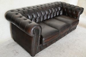 Degelijke Chesterfield 3+2 set. Universeel medium zitcomfort. Gerenoveerd, alle kussen interieurs zijn vernieuwd. In goede conditie. √ Met garantie