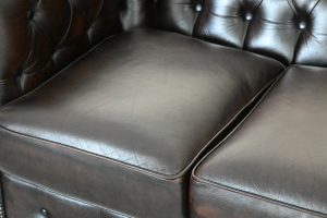 Degelijke Chesterfield 3+2 set. Universeel medium zitcomfort. Gerenoveerd, alle kussen interieurs zijn vernieuwd. In goede conditie. √ Met garantie