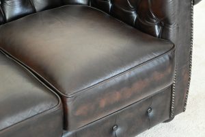 Degelijke Chesterfield 3+2 set. Universeel medium zitcomfort. Gerenoveerd, alle kussen interieurs zijn vernieuwd. In goede conditie. √ Met garantie