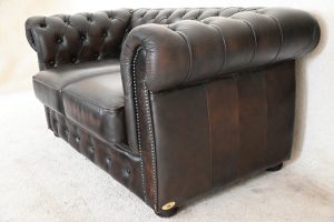 Degelijke Chesterfield 3+2 set. Universeel medium zitcomfort. Gerenoveerd, alle kussen interieurs zijn vernieuwd. In goede conditie. √ Met garantie