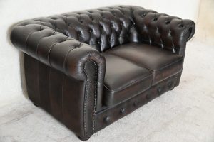 Degelijke Chesterfield 3+2 set. Universeel medium zitcomfort. Gerenoveerd, alle kussen interieurs zijn vernieuwd. In goede conditie. √ Met garantie