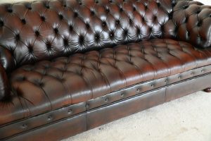 gebruikte buttoned seat chesterfield in het bruin