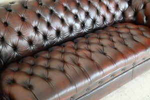 gebruikte buttoned seat chesterfield in het bruin