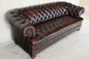 gebruikte buttoned seat chesterfield in het bruin