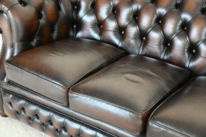 gebruikte bruine 3 zits chesterfield met scooped arm en medium hoge rug