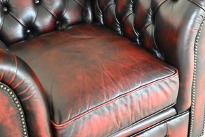 gebruikte rode Engelse chesterfield stoel