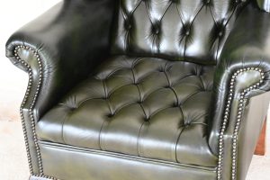 groene gebruikte chesterfield stoel met geknoopte zitting