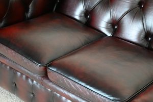 kleine gebruikte drie zits chesterfield bank
