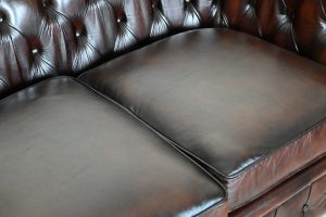Gebruikte bruine drie zits chesterfield met 3 zitkussens