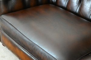 Charmante robuuste full-size 3-zits Chesterfield bank met vernieuwde zitkussens en zachte rugleuning.#193698