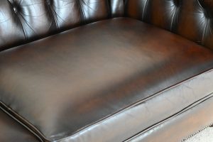Charmante robuuste full-size 3-zits Chesterfield bank met vernieuwde zitkussens en zachte rugleuning.#193698