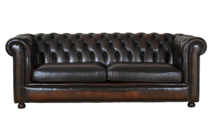 Charmante robuuste full-size 3-zits Chesterfield bank met vernieuwde zitkussens en zachte rugleuning.#193698