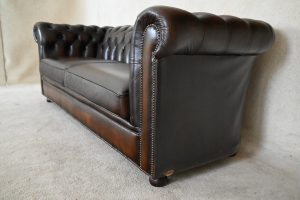 Charmante robuuste full-size 3-zits Chesterfield bank met vernieuwde zitkussens en zachte rugleuning.#193698