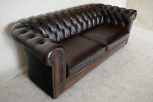Charmante robuuste full-size 3-zits Chesterfield bank met vernieuwde zitkussens en zachte rugleuning.#193698