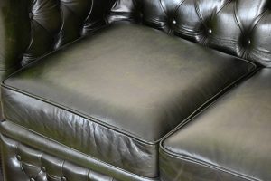 Ontdek deze elegante klassieke 2-zits Chesterfield bank in diep donkergroen leer. Perfecte balans tussen traditioneel design en comfortabel zitgemak. #204080