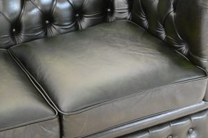 Ontdek deze elegante klassieke 2-zits Chesterfield bank in diep donkergroen leer. Perfecte balans tussen traditioneel design en comfortabel zitgemak. #204080