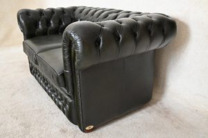 Ontdek deze elegante klassieke 2-zits Chesterfield bank in diep donkergroen leer. Perfecte balans tussen traditioneel design en comfortabel zitgemak. #204080