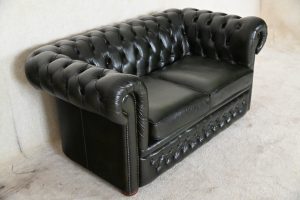 Ontdek deze elegante klassieke 2-zits Chesterfield bank in diep donkergroen leer. Perfecte balans tussen traditioneel design en comfortabel zitgemak. #204080