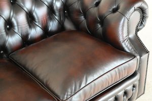 Ervaar ultiem zitcomfort met de Windsor Chesterfield set. Dankzij de hogere rugleuning en medium zitkussens geniet je van een perfecte balans.245138+245139