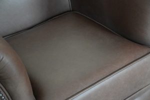 Ontdek de Bolton lowback Chesterfield chair in uniek Selveggio Grape-leer. Met medium zitcomfort en Engels vakmanschap, nu afgeprijsd