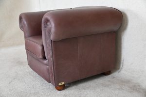Ontdek de Bolton lowback Chesterfield chair in uniek Selveggio Grape-leer. Met medium zitcomfort en Engels vakmanschap, nu afgeprijsd