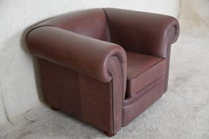 Ontdek de Bolton lowback Chesterfield chair in uniek Selveggio Grape-leer. Met medium zitcomfort en Engels vakmanschap, nu afgeprijsd