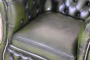Ontdek deze gebruikte traditionele Engelse Chesterfield fauteuil. Duurzaam, comfortabel medium zitcomfort en in uitstekende staat.#245151