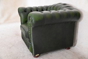 Ontdek deze gebruikte traditionele Engelse Chesterfield fauteuil. Duurzaam, comfortabel medium zitcomfort en in uitstekende staat.#245151