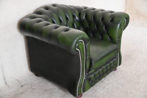 Ontdek deze gebruikte traditionele Engelse Chesterfield fauteuil. Duurzaam, comfortabel medium zitcomfort en in uitstekende staat.#245151