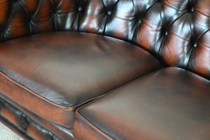Ontdek de 2-zits Chesterfield bank model York: stevig zitcomfort, vrij zachte rugleuning, luxe "fishmouth" vering en elegant design. Inclusief garantie. #245163