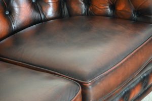 Ontdek de 2-zits Chesterfield bank model York: stevig zitcomfort, vrij zachte rugleuning, luxe "fishmouth" vering en elegant design. Inclusief garantie. #245163