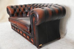 Ontdek de 2-zits Chesterfield bank model York: stevig zitcomfort, vrij zachte rugleuning, luxe "fishmouth" vering en elegant design. Inclusief garantie. #245163