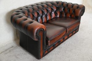 Ontdek de 2-zits Chesterfield bank model York: stevig zitcomfort, vrij zachte rugleuning, luxe "fishmouth" vering en elegant design. Inclusief garantie. #245163