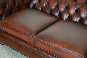 Ontdek deze royale 3½-zits Chesterfield bank met stevige rugleuning en medium zitkussens. Glad afgewerkte frontborder voor een rustige uitstraling. #245170