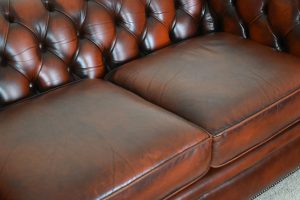 Ontdek deze royale 3½-zits Chesterfield bank met stevige rugleuning en medium zitkussens. Glad afgewerkte frontborder voor een rustige uitstraling. #245170