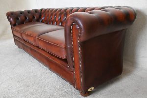 Ontdek deze royale 3½-zits Chesterfield bank met stevige rugleuning en medium zitkussens. Glad afgewerkte frontborder voor een rustige uitstraling. #245170