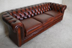 Ontdek deze royale 3½-zits Chesterfield bank met stevige rugleuning en medium zitkussens. Glad afgewerkte frontborder voor een rustige uitstraling. #245170
