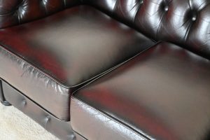 Ervaar comfort en stijl met deze Chesterfield 3-zits. Medium rug ondersteuning, zachte zitkussens en vernieuwde top en interieurs